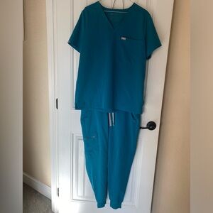 Teal Figs brand scrub set